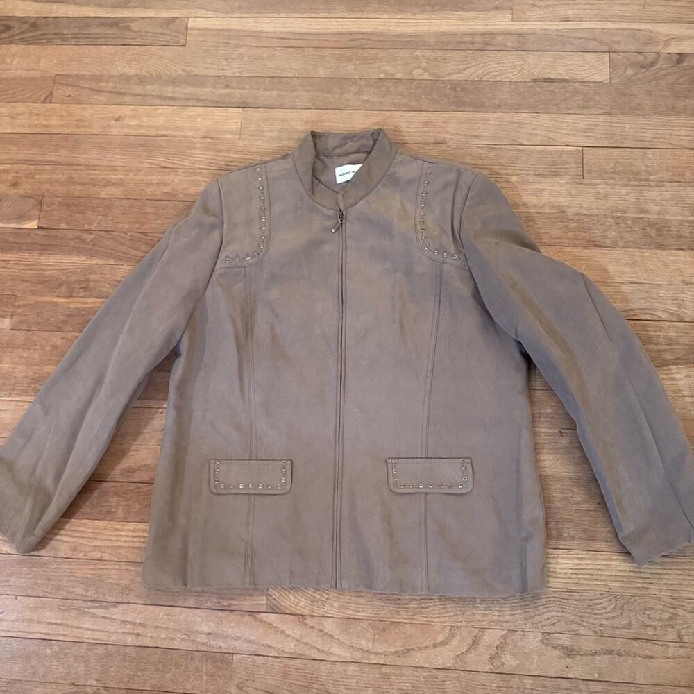 Alfred Dunner camel faux suede zip front studded jacket size 16
b72